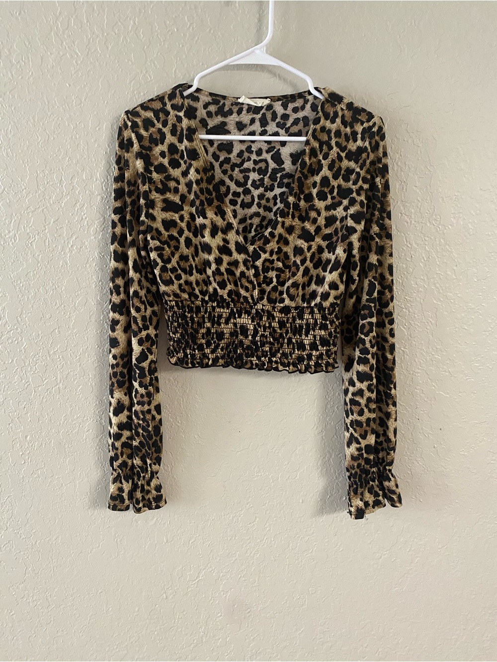 Millibon Leopard Print V-Neck Smocked Crop Top